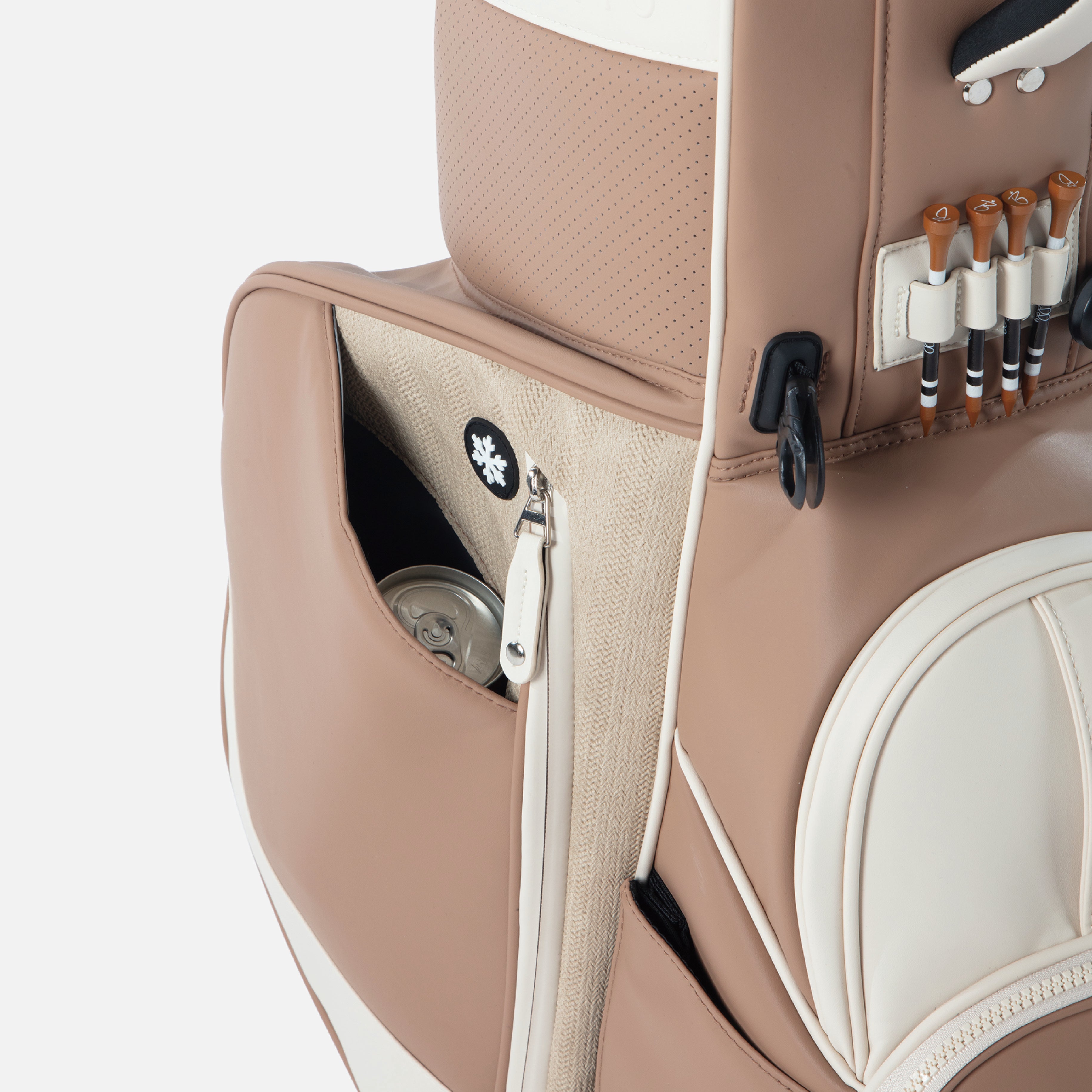 A spacious insulated compartment keeps drinks and snacks cool throughout the round, blending practicality with refined design.